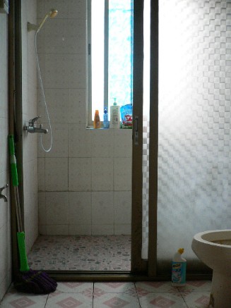 Single room for rent on monthly or daily basis